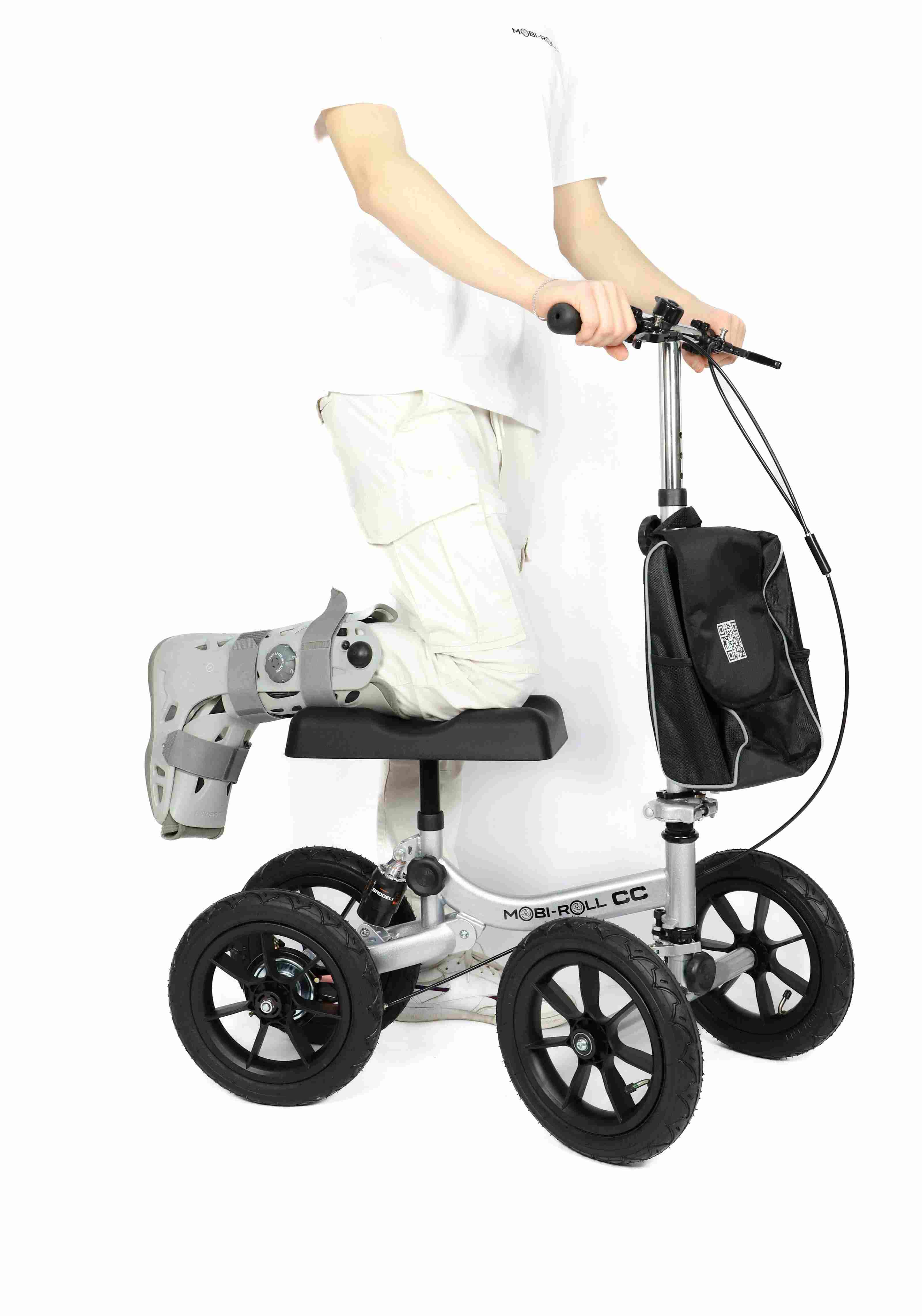 Person mit Unterschenkelorthese nutzt einen Mobi-Roll Cross Country Knieroller mit vier großen 12-Zoll-Luftreifen.