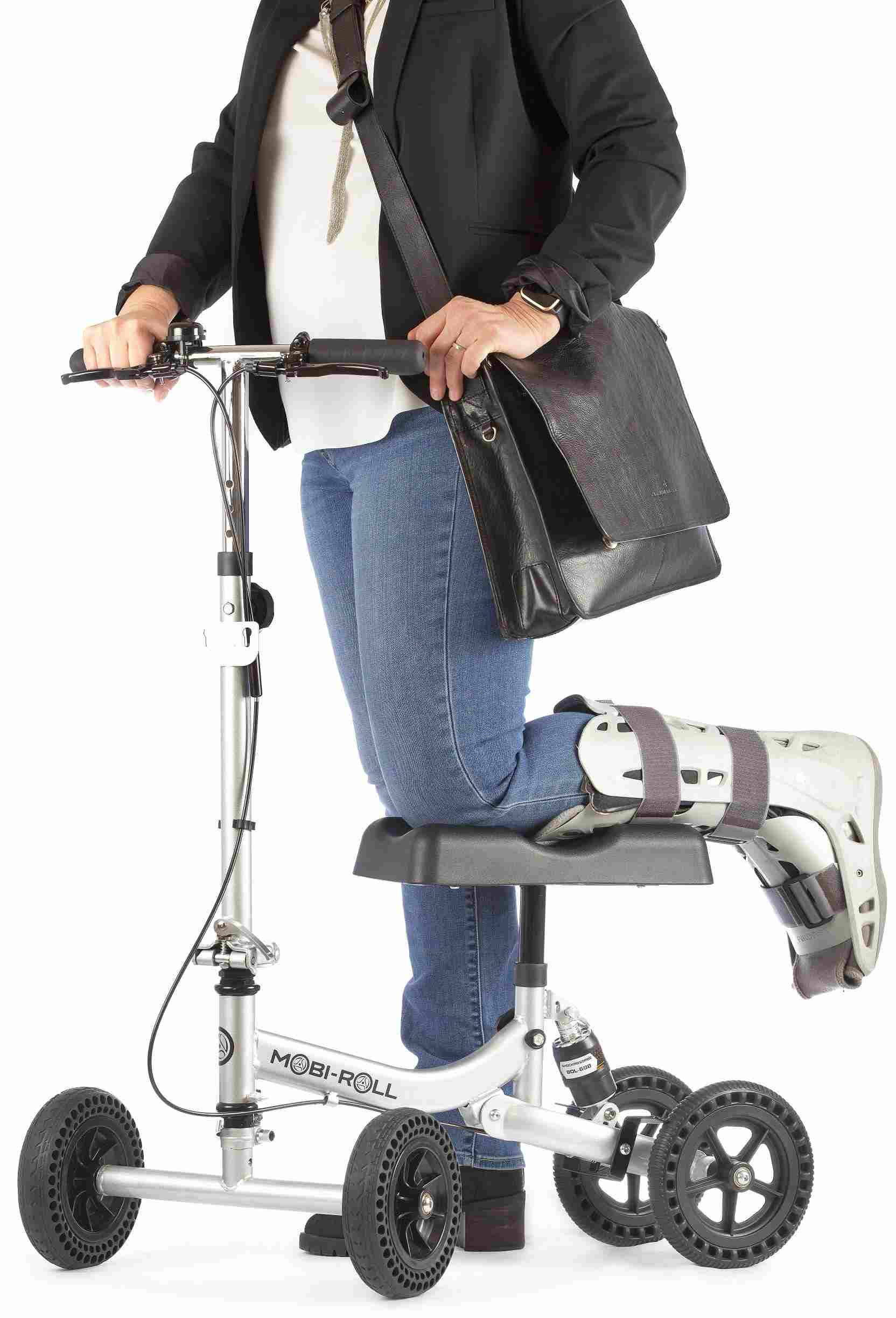 Person nutzt einen Mobi-Roll MR23 ECO Knieroller und legt das mit einer Unterschenkelorthese versorgte Bein auf das Kniepolster.